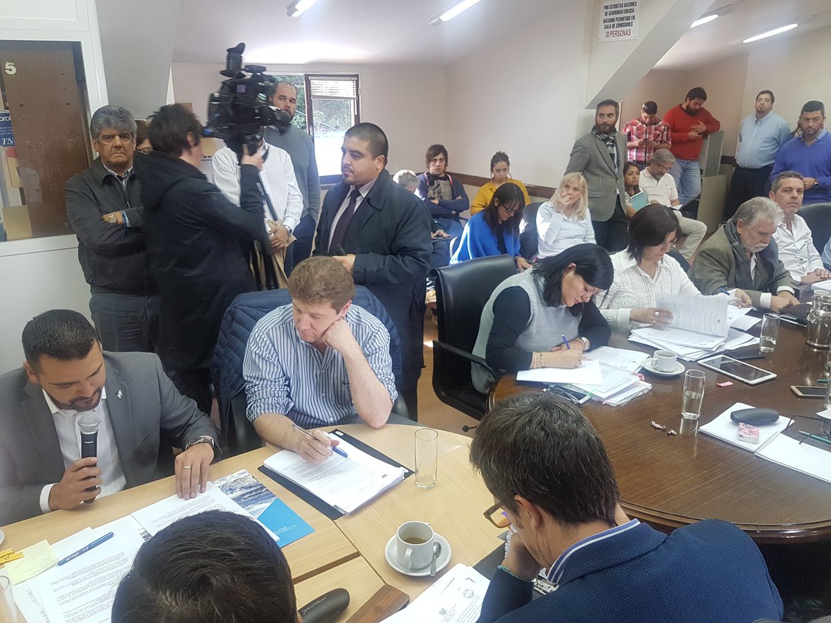 monica_urquiza's tweet photo. #Ahora En el marco de la reunión de la Comisión N° 1 de Legislación, junto al legislador @PabloVillegas19 y demás legisladores, recibimos a los intendentes de Río Grande y Ushuaia para continuar con el debate sobre la reforma política #BloqueMPF #Siempre54 #LegisTDF https://t.co/judw40CVl1