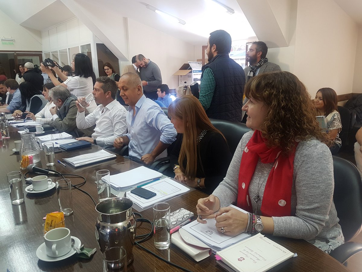 monica_urquiza's tweet photo. #Ahora En el marco de la reunión de la Comisión N° 1 de Legislación, junto al legislador @PabloVillegas19 y demás legisladores, recibimos a los intendentes de Río Grande y Ushuaia para continuar con el debate sobre la reforma política #BloqueMPF #Siempre54 #LegisTDF https://t.co/judw40CVl1