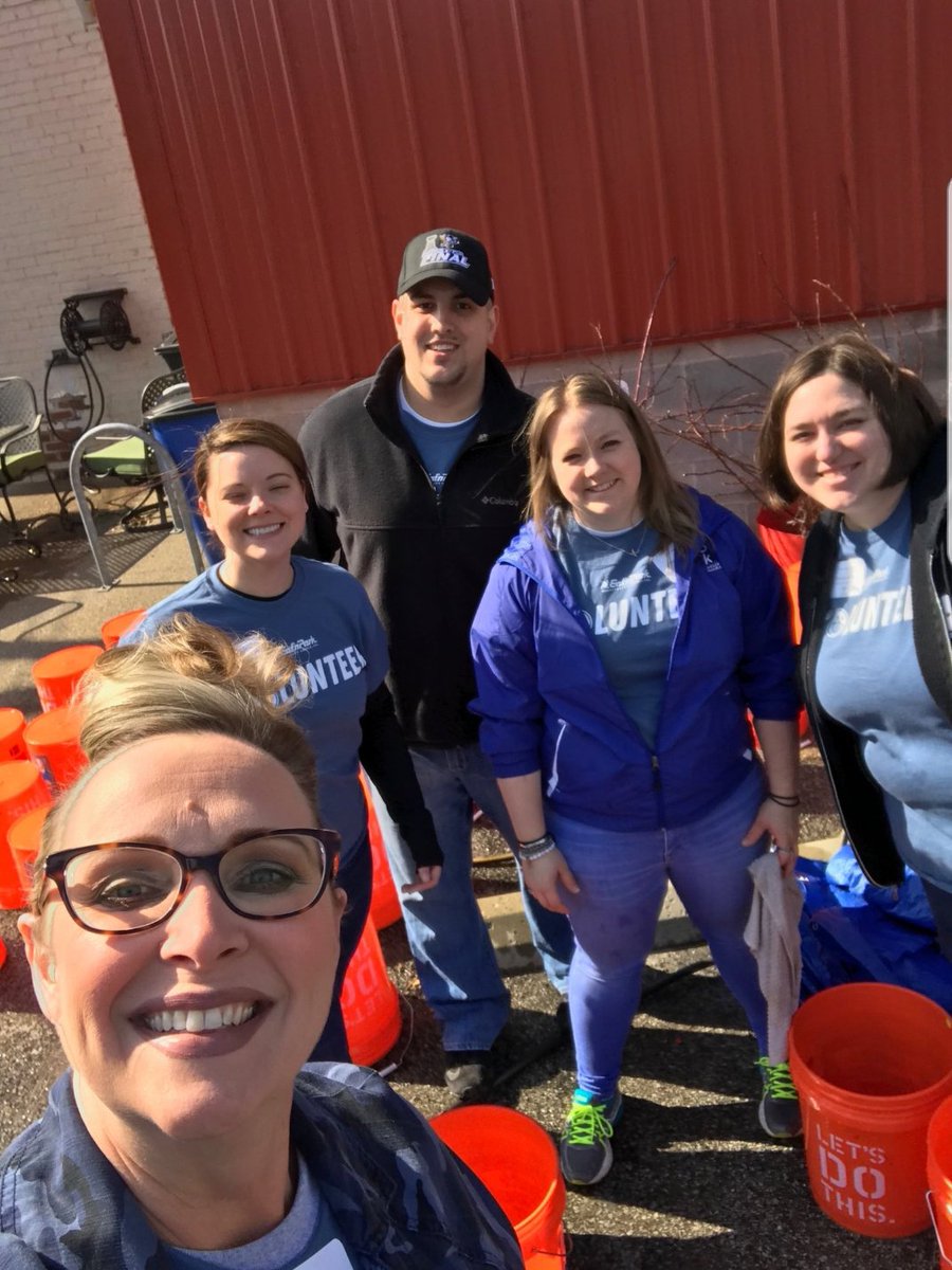 MJReeder24's tweet photo. Such a great day serving in our community of Pittsburgh! Blessed to be apart of a company that values giving back to their community! @EatnPark @EatnParkCares #DayOfSmiles #CreateASmile https://t.co/i3JFAtuYWj