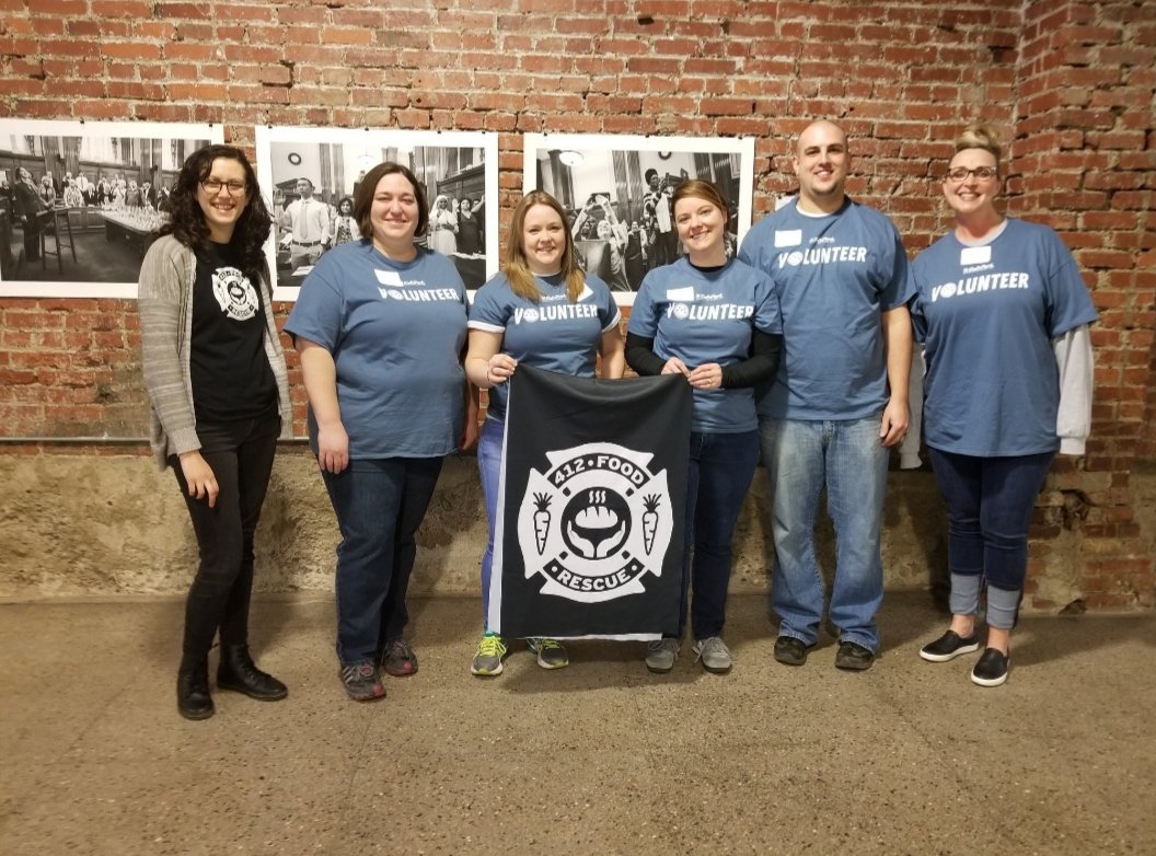 MJReeder24's tweet photo. Such a great day serving in our community of Pittsburgh! Blessed to be apart of a company that values giving back to their community! @EatnPark @EatnParkCares #DayOfSmiles #CreateASmile https://t.co/i3JFAtuYWj