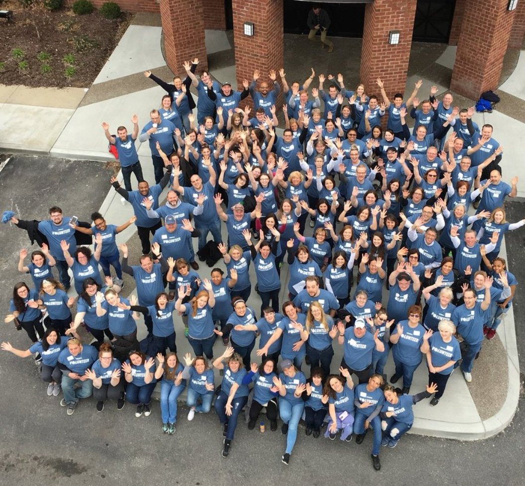 MJReeder24's tweet photo. Such a great day serving in our community of Pittsburgh! Blessed to be apart of a company that values giving back to their community! @EatnPark @EatnParkCares #DayOfSmiles #CreateASmile https://t.co/i3JFAtuYWj