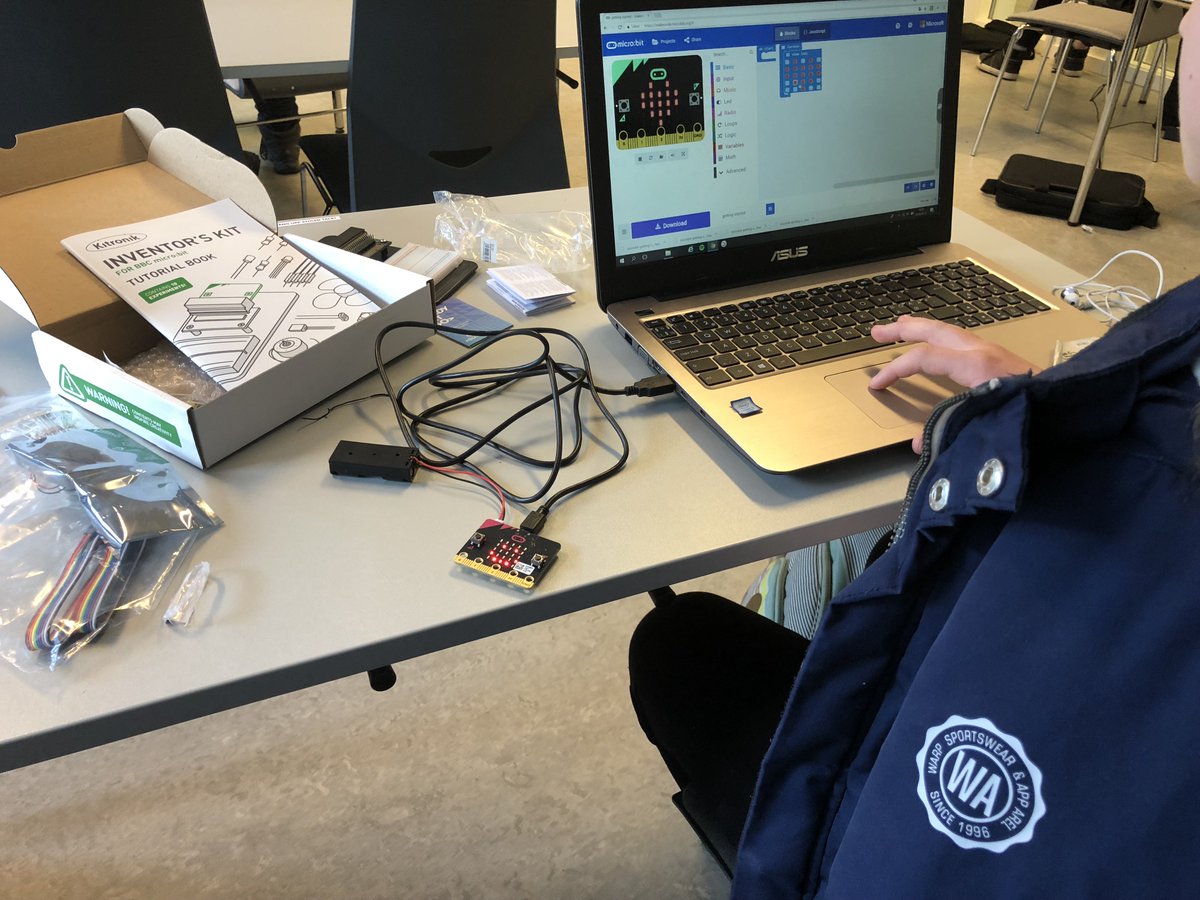 msallstr's tweet photo. Otroligt kul att se nyfikenheten och engagemanget hos barnen. Micro-bit och Scratch stod på programmet. Kul med en 50/50 fördelning också #umedev #umedevkidz https://t.co/R7H13s0GJr