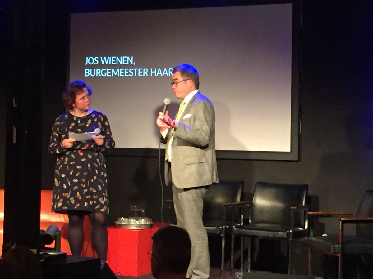 Stadsgesprek in <a href="/Pletterij/">Pletterij Haarlem</a> over ongedocumenteerden en het nieuwe regeerakkoord. Nu burgemeester Jos Wienen aan het woord. Ook <a href="/askv_tweet/">ASKV</a> <a href="/VluchtelingWerk/">VluchtelingenWerk Nederland</a> en anderen aanwezig. Activering is noodzaak, wat je ook wil bereiken, is de consensus.