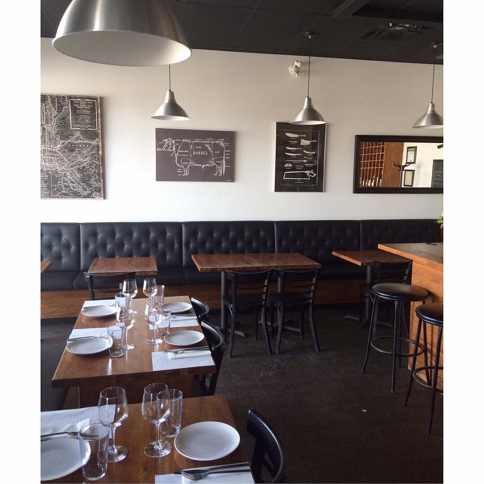 ArtUpholstery's tweet photo. Just installed these stunning button backed banquettes for @YourEnoteca! Make sure to stop by and try some of Scott Bagshaw's unique foods and wines π΄π·
#customfurniture #contractfurniture #banquettes #enoteca #buttonback #unique https://t.co/6gUBwOTAVx