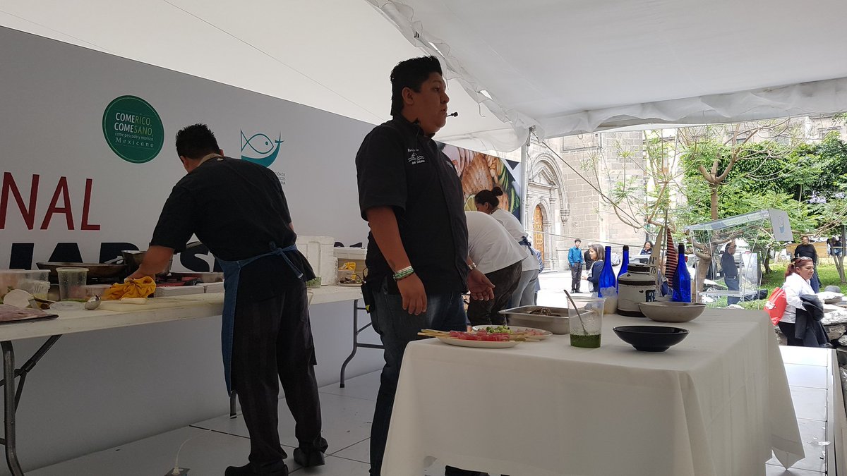 Comepesca's tweet photo. El chef Fernando Díaz, comienza su clase de cocina con ostión de cultivo, procedente de Baja California. #Bendiciones2018 #PescaSustentable https://t.co/Qc8tIfpHFL
