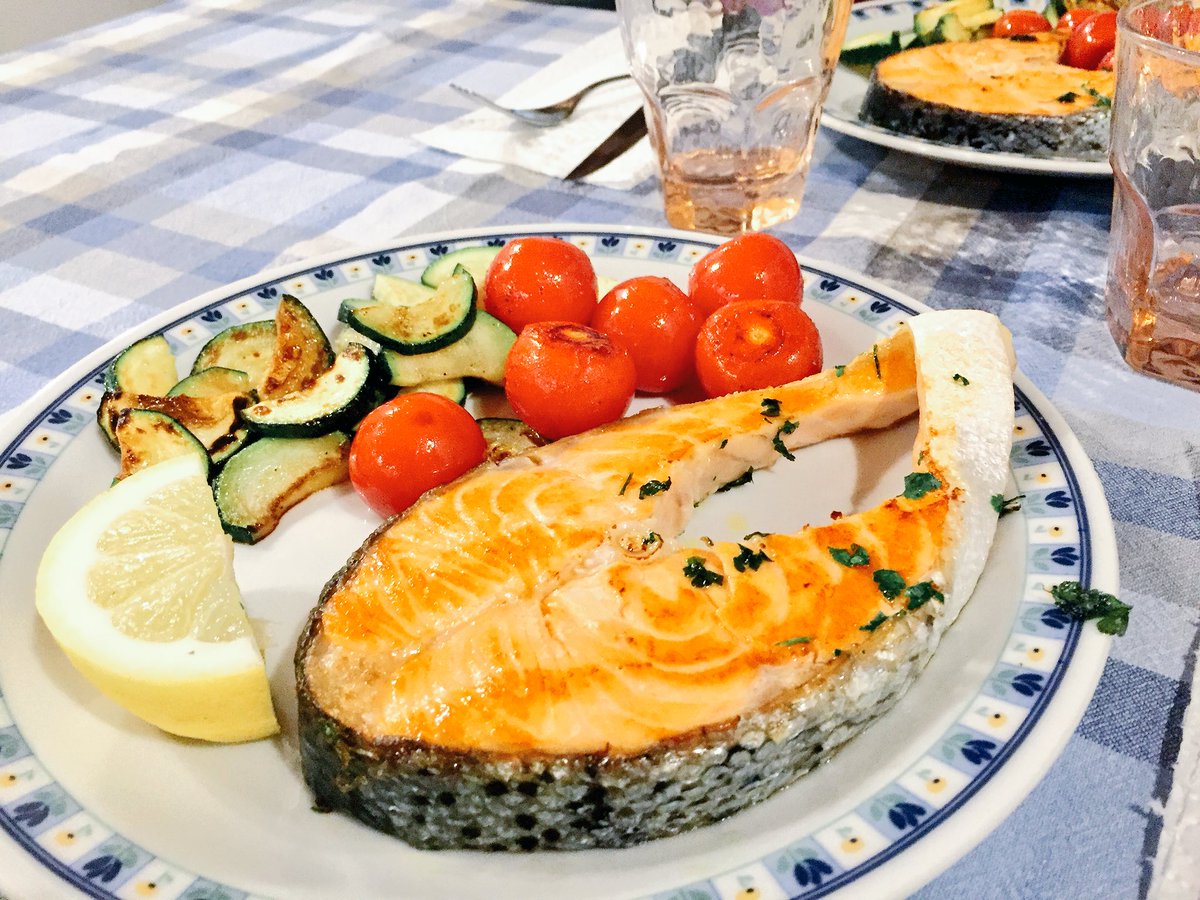 anza1's tweet photo. C’è chi si riempie di pastiglie di omega 3... io mi mangio il salmone😬 #Anzaworld #mysecondlife #volleyball #omega3 #salmoneaddicted https://t.co/gzunw5ELql