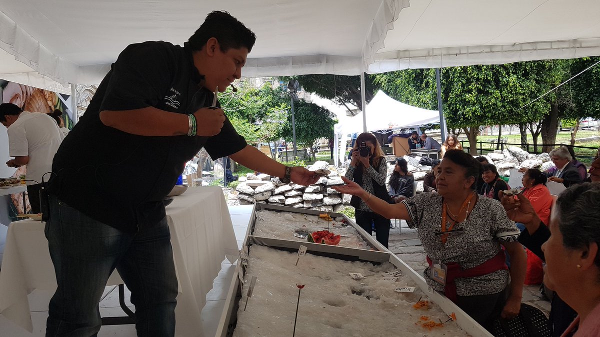 Comepesca's tweet photo. Los asistentes degustan y conocen la diferencia del #Ostión de cultivo.
#PescaSustentable #Bendiciones2018 https://t.co/dtFfLuG6XP