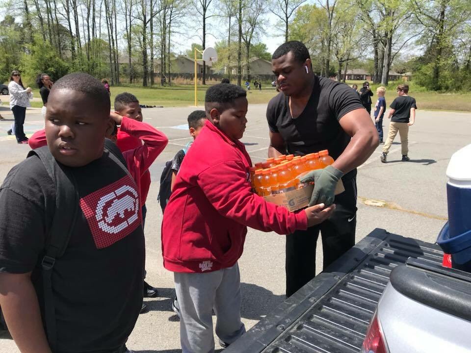 RichHawk1's tweet photo. Good to see even after the Camp week the @macclid organization @ClintMyles non profit organization is still helping out in the community led by Vp @McGrudder501 while Clint is away https://t.co/VwvzLlcOXe