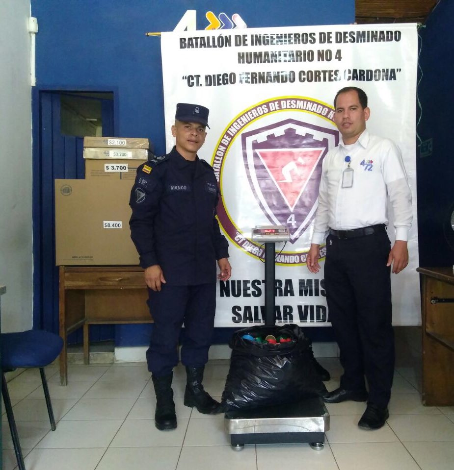 ftc_omega's tweet photo. En beneficio de los niños con Cancer, el Batallón de Ingenieros de Desminado Humanitario No.4 se unió a la campaña “tapitas para sanar” aportando más de 8.000 tapitas recicladas por nuestros #HéroesMultimisión https://t.co/3zTLzQ68e9