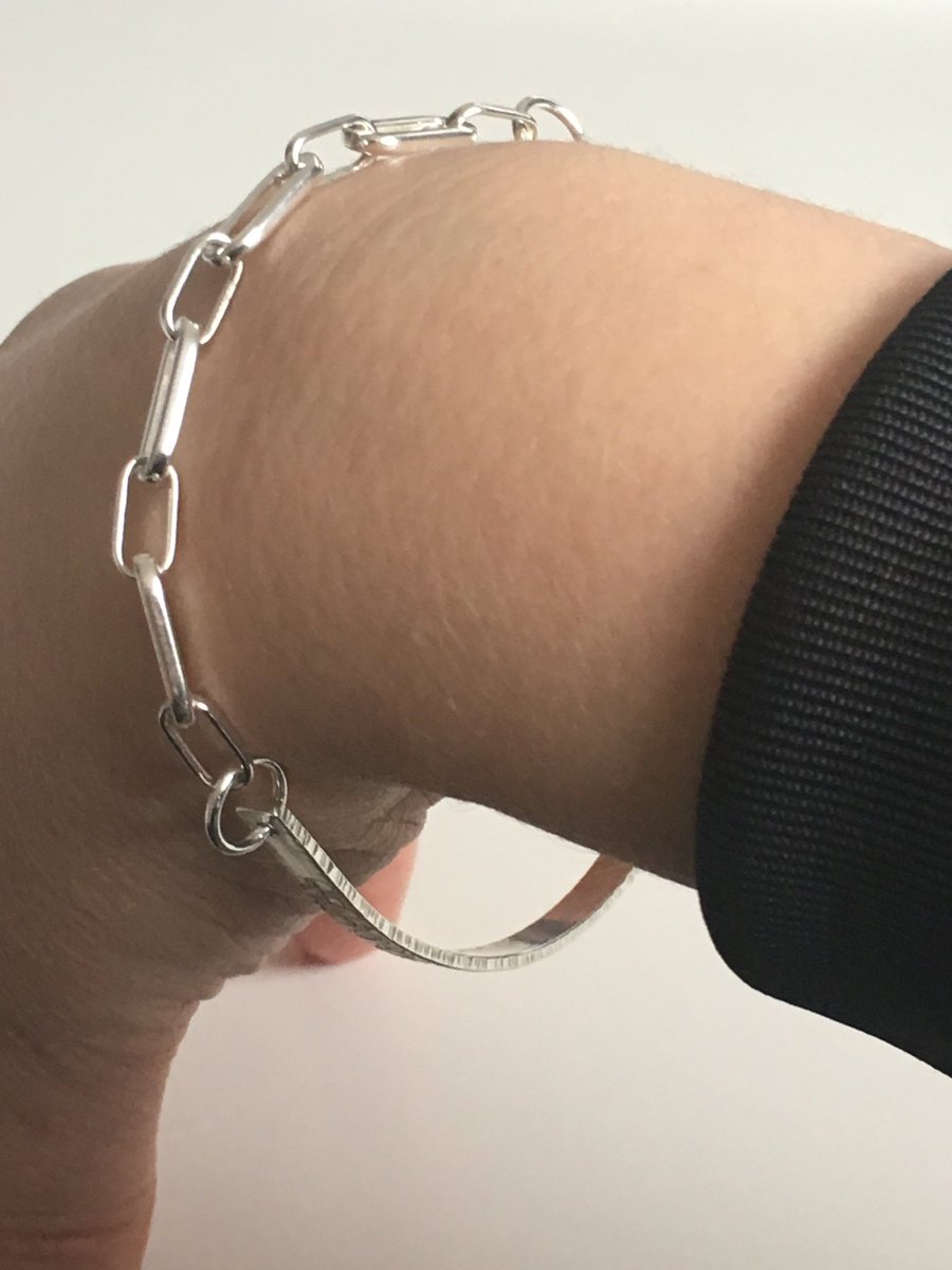 Bsilvermaverick's tweet photo. Chain reaction. Time to check in to #handmadehour #silvermaverick #contemporarysilverjewellery #silverbracelet #handmadejewellery #stylesetters #jewellerylover https://t.co/wXICy8MEat