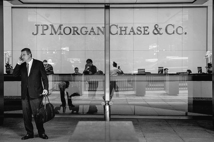 insidethechain's tweet photo. Lawsuit Alleges JPMorgan Chase Overcharged Crypto Buyers | https://t.co/oTFphP4xOJ #cryptocurrencynews #JPMorgan https://t.co/wVWxgG5CWH