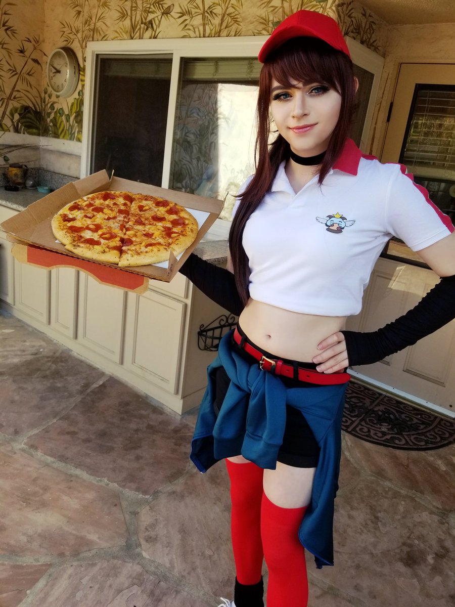 Sneaky Cosplay Pizza Delivery