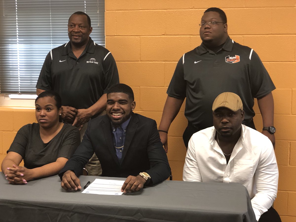 CoachTcarr88's tweet photo. Great job @JordanJJones_ @LHSAA @prepstarsla @prepstarsla @AaronsAces https://t.co/l8Odd54cGw