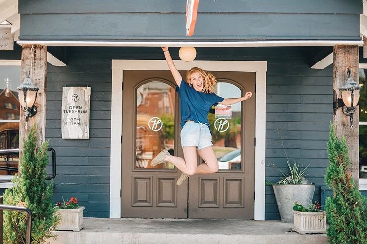 We’re jumping for joy because it’s finally ice cream weather. 😍👏🏻 Come in and grab a scoop!