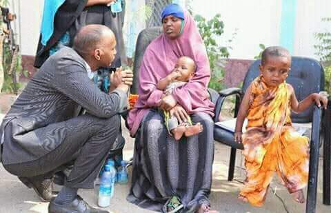 رئيس الوزراء حسن علي خيري يزور إحدى العيادات الخارجية. يستمع شكاوي وحاجة الأمهات ويجالس الأطفال ليس من فوق القصر الرئاسي وإنما وهو جالس على الأرض لأنه يعلم أنه خادم الشعب. من تواضع لله رفعه. 
حفظ الله قادة الصومال. 
#فرماجو_يُوحد_الصومال
#الصومال_تعتني_بشعبها