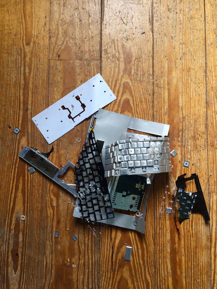 mediumstudio's tweet image. Simple keyboard replacement and my 2007 MacBook Pro still works like a charm