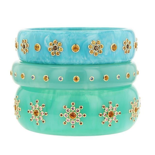 bijouxreview's tweet image. This glamorous stack of Bakelite bracelets set with colored gemstone and 18k gold flowers by New York-based designer @markdavisjewelry warmly whispers “Spring is here” in living color.  Upgrade your jewelry IQ @bijouxreview.com 
#bakelitebracelets #markd… ift.tt/2qrlc5n