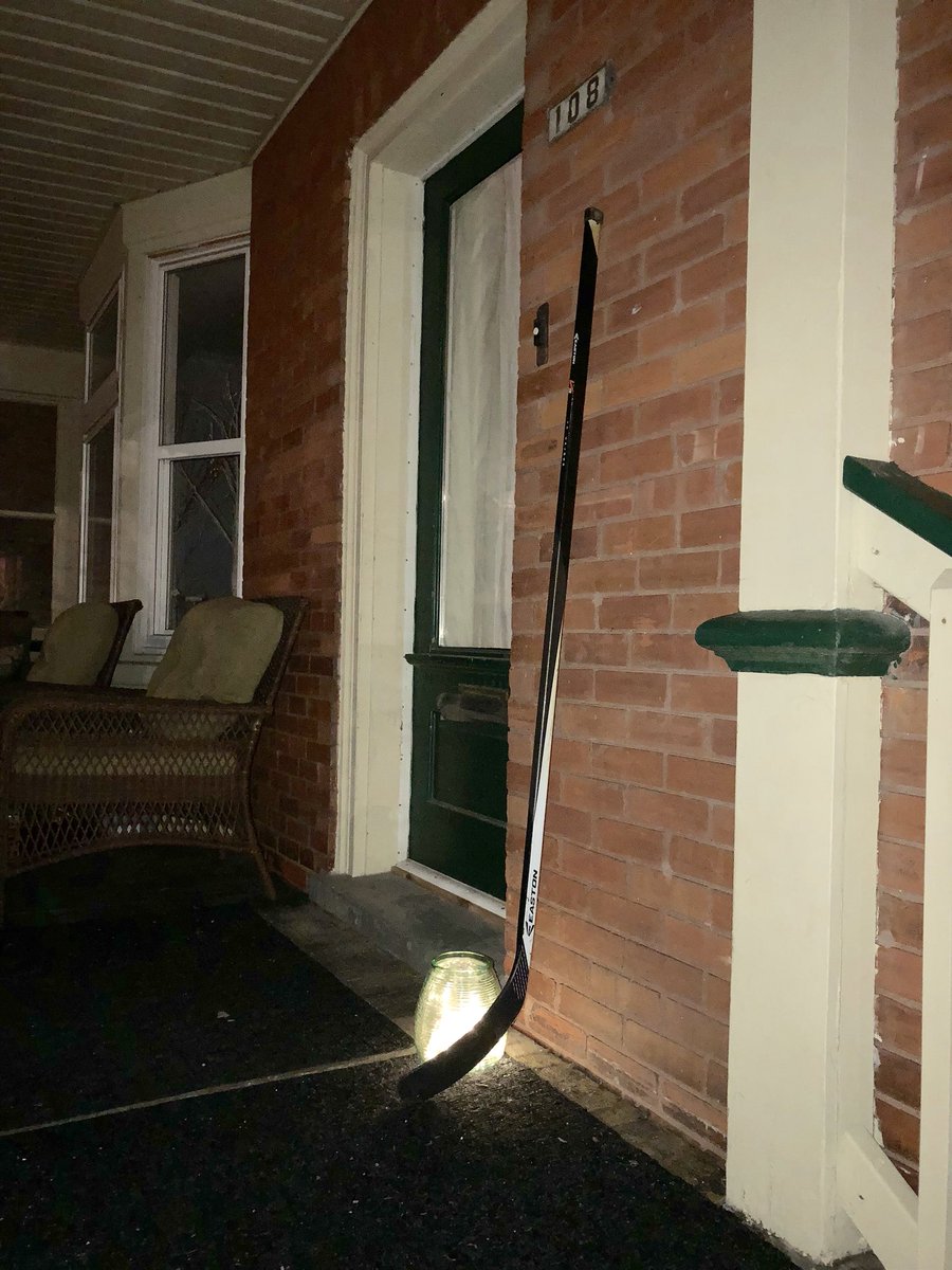 ellen1murphy's tweet photo. From a hockey mom in Waterloo #PutOutYourSticks #HumboldtStrong #JerseyDay #JerseysForHumboldt https://t.co/JNCozdLPHq