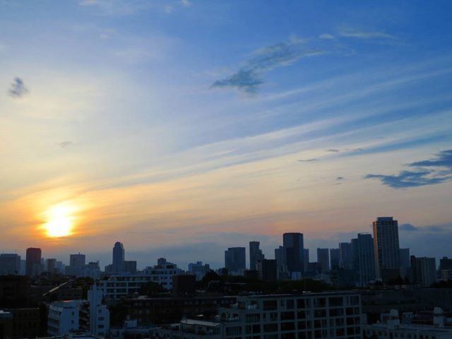 aratomodayo's tweet photo. #sky #skylines #bluesky #clouds #cloudlovers #lineclouds #sunrise #morningsky #morninggrow #cityscapes #buildingview #fixedpointobservation https://t.co/yWU0WfYNBp https://t.co/Z84aZLOZpk