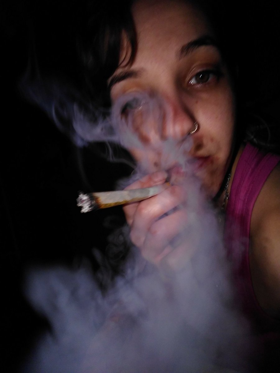 Iria_Mola's tweet photo. Los ricos humos nocturnos cogollines 🍁😙💨 #cheesse https://t.co/sfUgjloKEQ