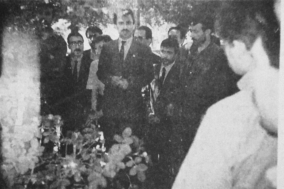 Muhsin Yazıcıoğlu, Şehit Mustafa Pehlivanoğlu'nun kabri başında konuşma yaparken.
[Mayıs 1992]