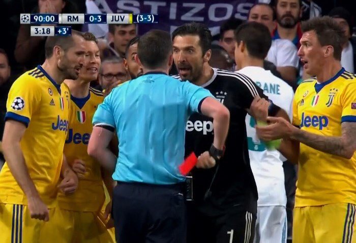 🎙️ Buffon en @beINSPORTSes:

➡️  "Si tienes el cinismo de conceder un penalti así en el minuto 93 no eres un hombre, eres un animal"

➡️ "Si no tienes personalidad, quédate en la grada comiendo patatas con tu mujer y no te cargues una hazaña como esta"

#PartidazoCOPE