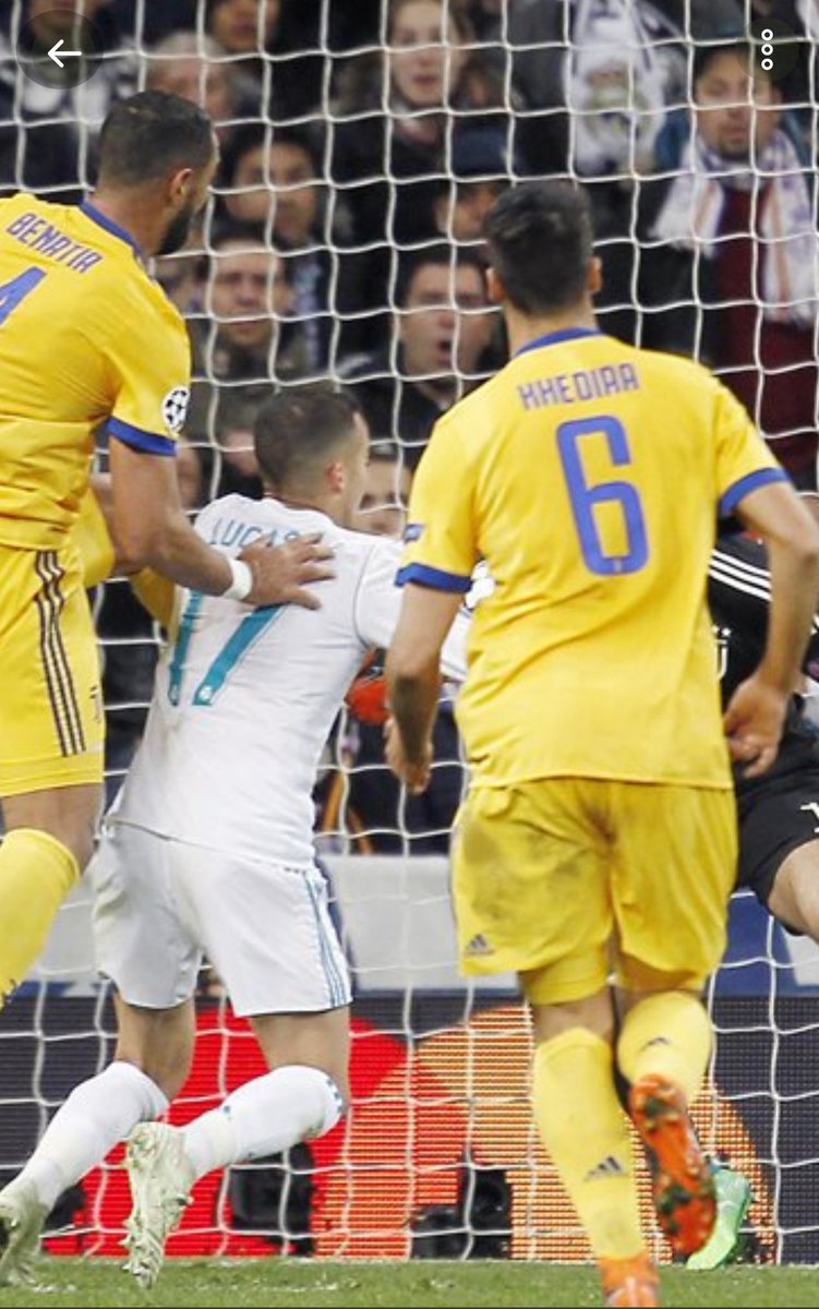 diegonela's tweet photo. la q ha liao el arbitro..era roja para lucas vazquez por darle con la espalda en la mano estando parado a benatia q venia en carrera desde atras  estando a 50cms de la linea de gol....roboooooo!!!( lease ironia)) https://t.co/4lM7sT2mrj