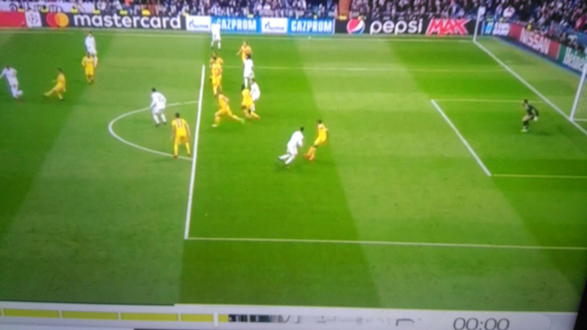 To31te's tweet photo. El problema es el defensa la que lía no el penalti... https://t.co/zCmcYlme8F