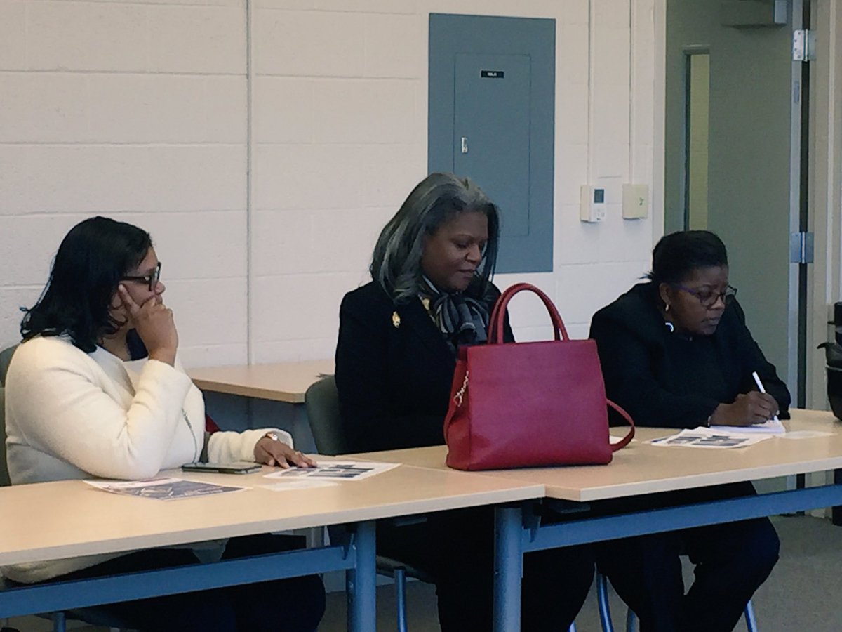 DCMOWPI's tweet photo. Fresh Start Wednesday: Networking & Presentation starts now! @MayorBowser @DCMOCA @werkingbeauty #GloUpAtFSW https://t.co/HpmOtAqBOJ