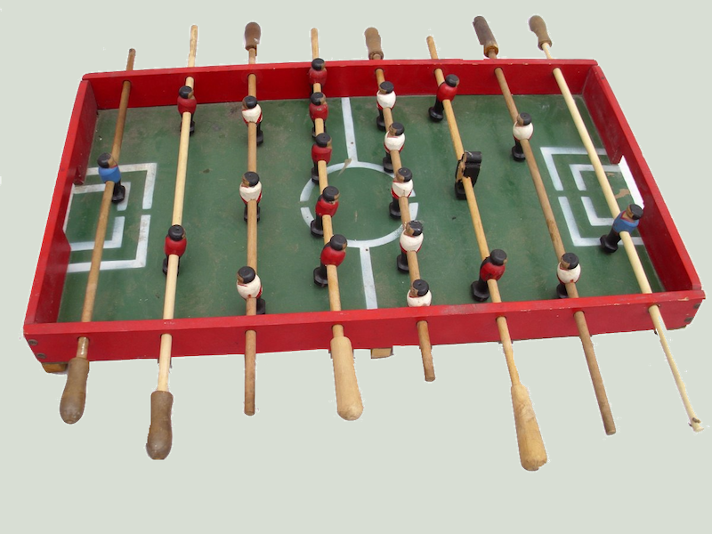 En el siguiente hilo reseñaré algunos modelos de metegol que resultarán familiares para quienes tengan + de 40 años. Sepan entender los más jóvenes que así se jugaba antes del PES, el FIFA y los mega-simuladores actuales.