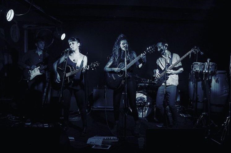 limonas_ok's tweet photo. Hoy junto a toda la banda estaremos abriendo el @chichefest en @makenaclub  Ultima o ante ultima fecha por un tiempo.  Lxs esperamos! 🍋🍋❤️ https://t.co/dqmU9eu7Qy