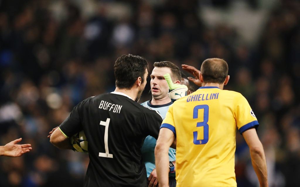 B24PT's tweet photo. Buffon furioso com o árbitro do Real Madrid - Juventus: 

"Assinalar aquele penálti tão duvidoso é um comportamento de uma besta, de um animal. O árbitro devia estar na bancada a comer batatas fritas e a beber Coca-Cola com a família. Não pode arbitrar este jogo!" https://t.co/R0uUfOuzRB