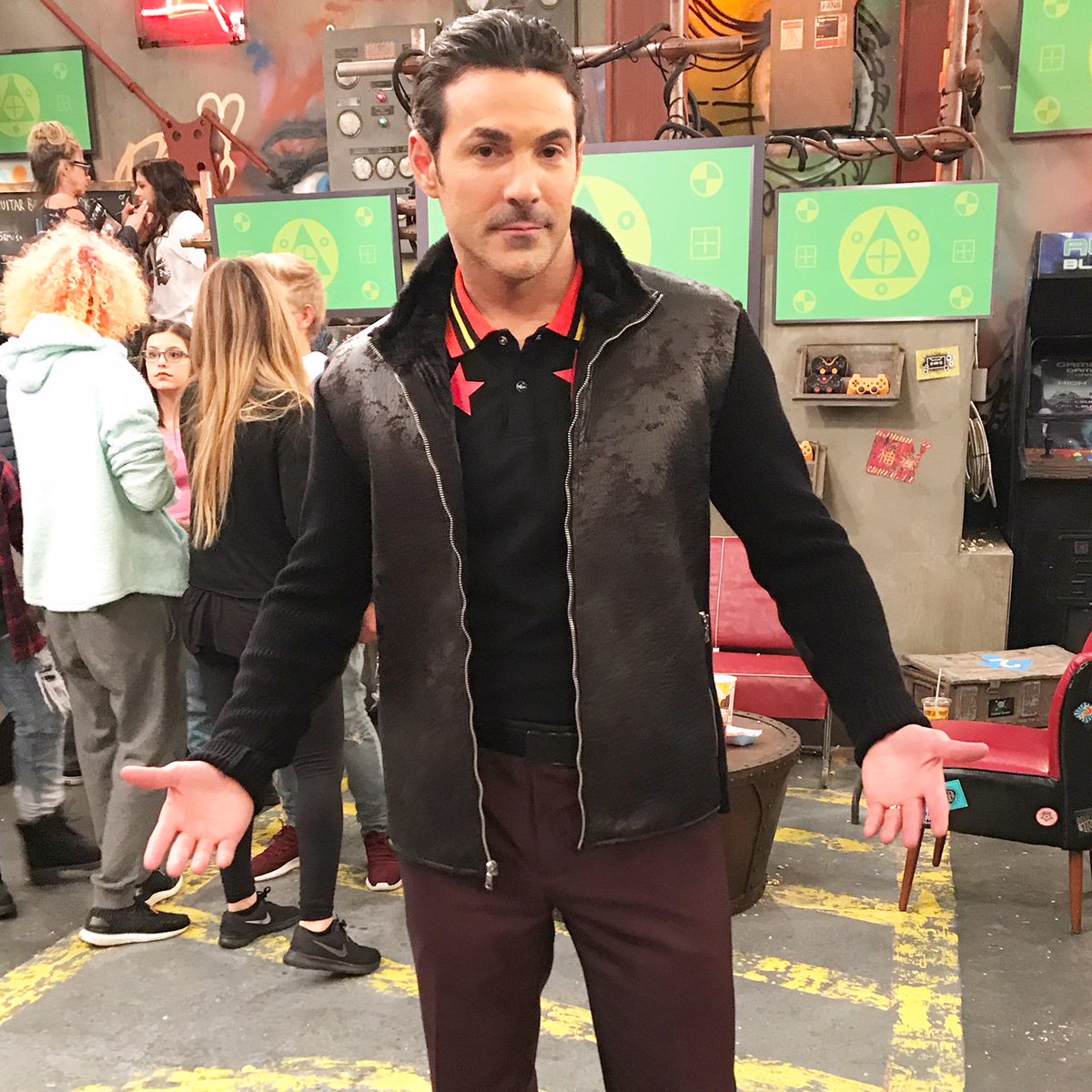 ChrisRoeMgmt's tweet image. Speaking of which, in four days @Josh_Server will be appearing in an episode of GAME SHAKERS alongside ALL THAT alum Kel Mitchell! It comes on at 7pm on Nick, but in the meantime here are some bts photos he snagged for the occasion! 
 #gameshakers #joshserver #kelmitchell #goROE
