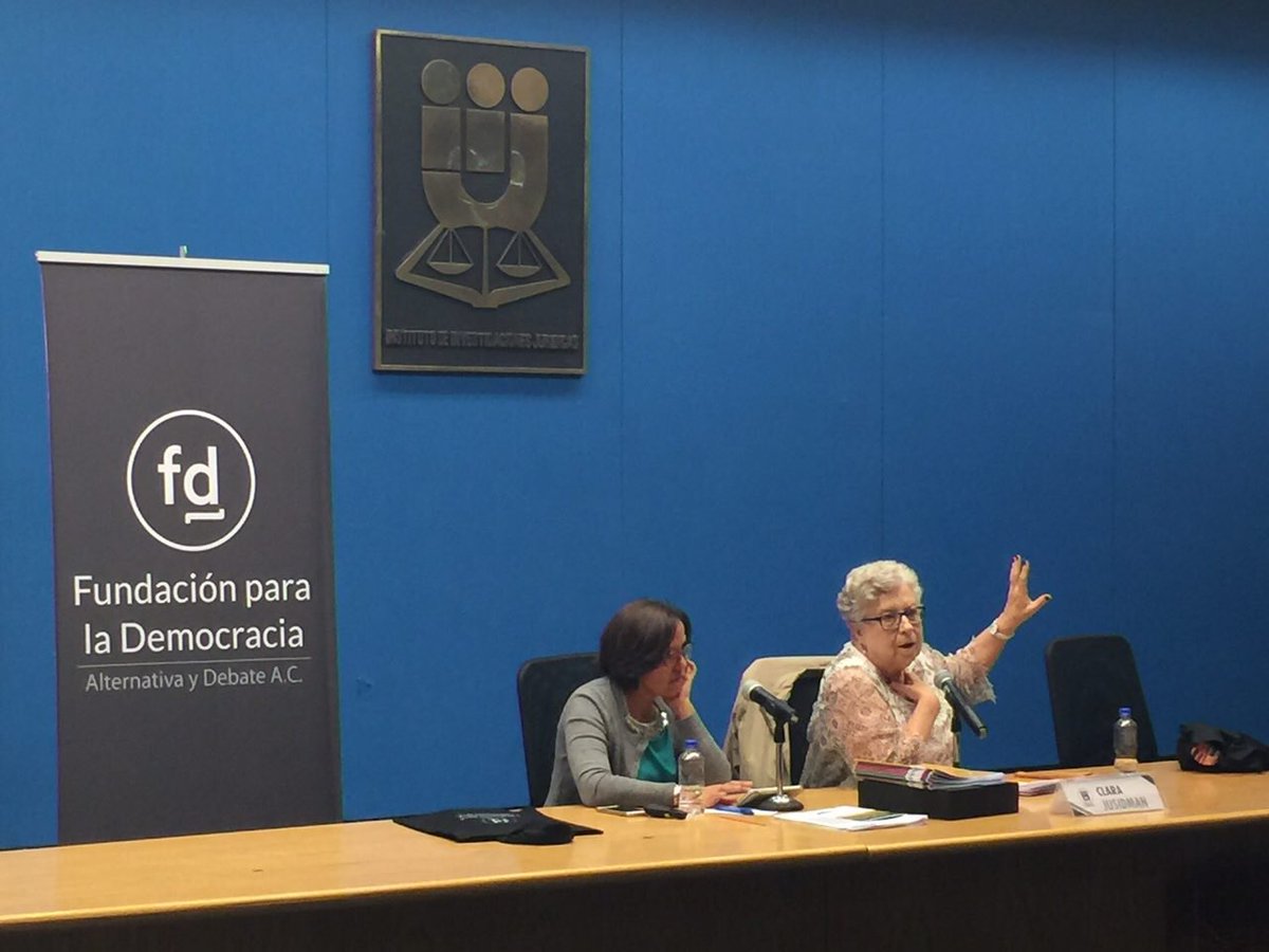 f_democracia's tweet photo. “Con el salario mínimo de 1976 se podía mantener a una familia, hoy en día la inversión que se hace en una familia en horas de trabajo es mayor. Se necesitan hasta 4 miembros de la familia activos laboralmente.” #DyPP #DerechosHumanos #DDHH https://t.co/l3esZMmqty