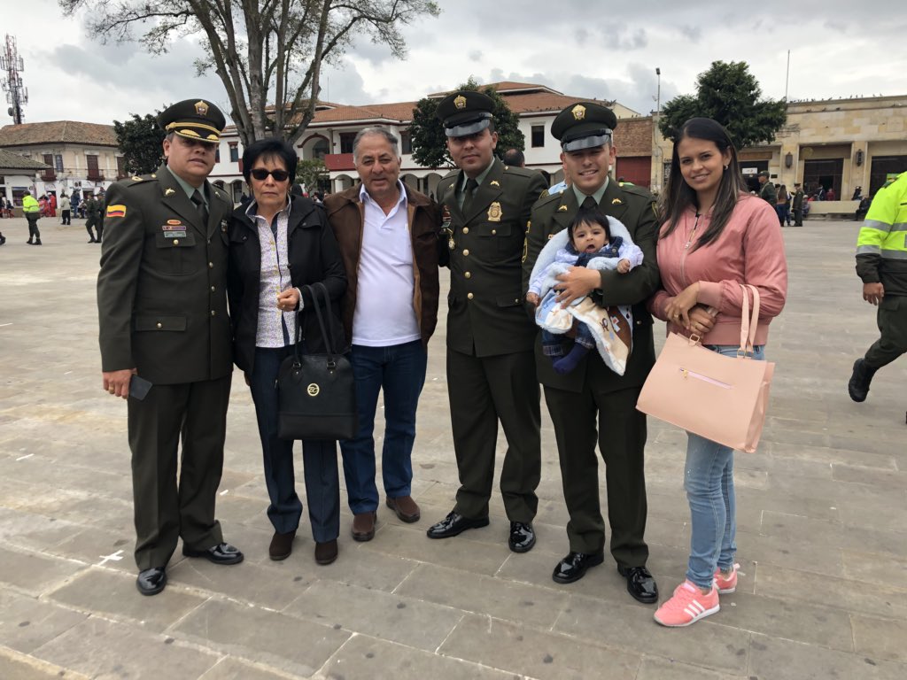 CarClaOn's tweet photo. Condecoración Facatativa @region1policia @PoliciaCmarca @AlFacatativa 🙏🙏🙏 Dios y Patria. https://t.co/OG1m684kKV