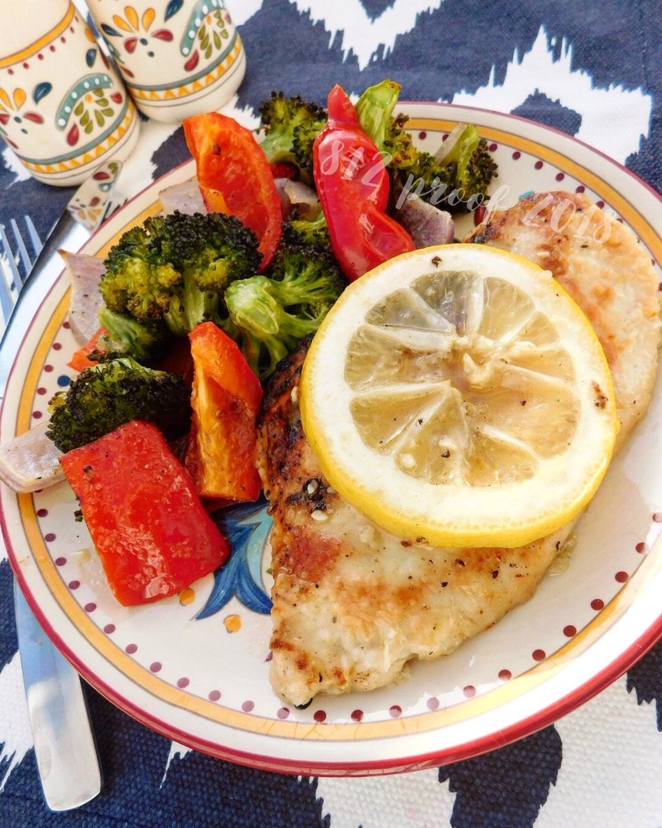 812Proof's tweet photo. Lemon Pepper Chicken &amp; Roasted Veggies 🍋🥦••• It’s SPRING, and it FINALLY feels like it, so I decided on a classic, healthy, warm weather dish for dinner! Yummmmm! 😛
▪️
▪️
▪️
#lemonpepperchicken #indianaweather #perfectspringday #roastedveggies #812proof #foodie https://t.co/EAnYYA4uiV