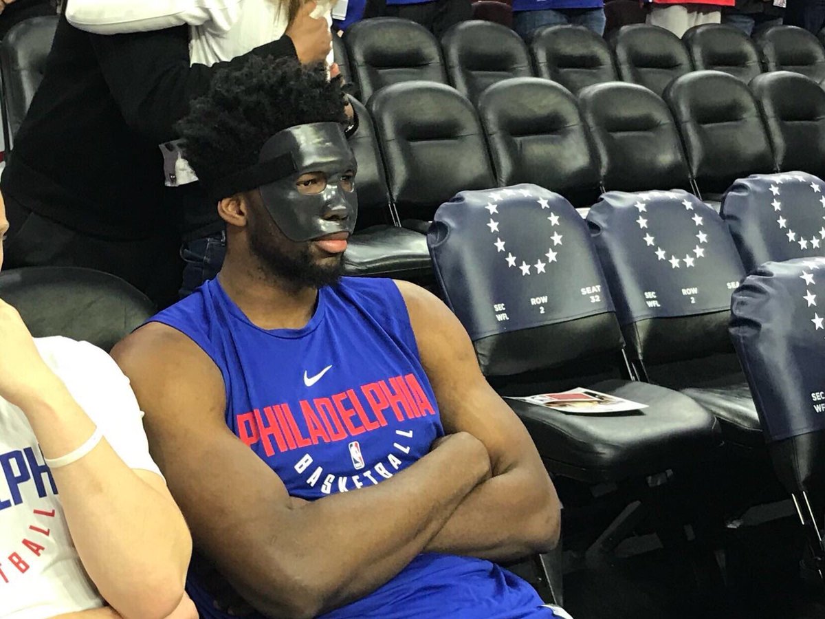 Arabic1NBA's tweet photo. ูุงุนุจ ู
ููุน ูุชูุงุฌุฏ ู
ุน ุงูุณููุณุฑุฒ
#MaskedEmbiid https://t.co/ymIz2qhB0d