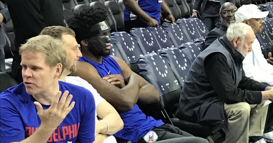 Arabic1NBA's tweet photo. ูุงุนุจ ู
ููุน ูุชูุงุฌุฏ ู
ุน ุงูุณููุณุฑุฒ
#MaskedEmbiid https://t.co/ymIz2qhB0d