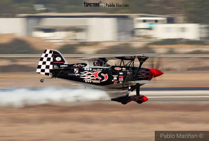 Spotters_Chile's tweet photo. "Dicen que es un loco". Impresiones de Pablo Mariñán al ver a @SkipStewart en FIDAE.
#SkipStewart #Fidae2018 #SpottersChile https://t.co/EJgrgTZjUJ