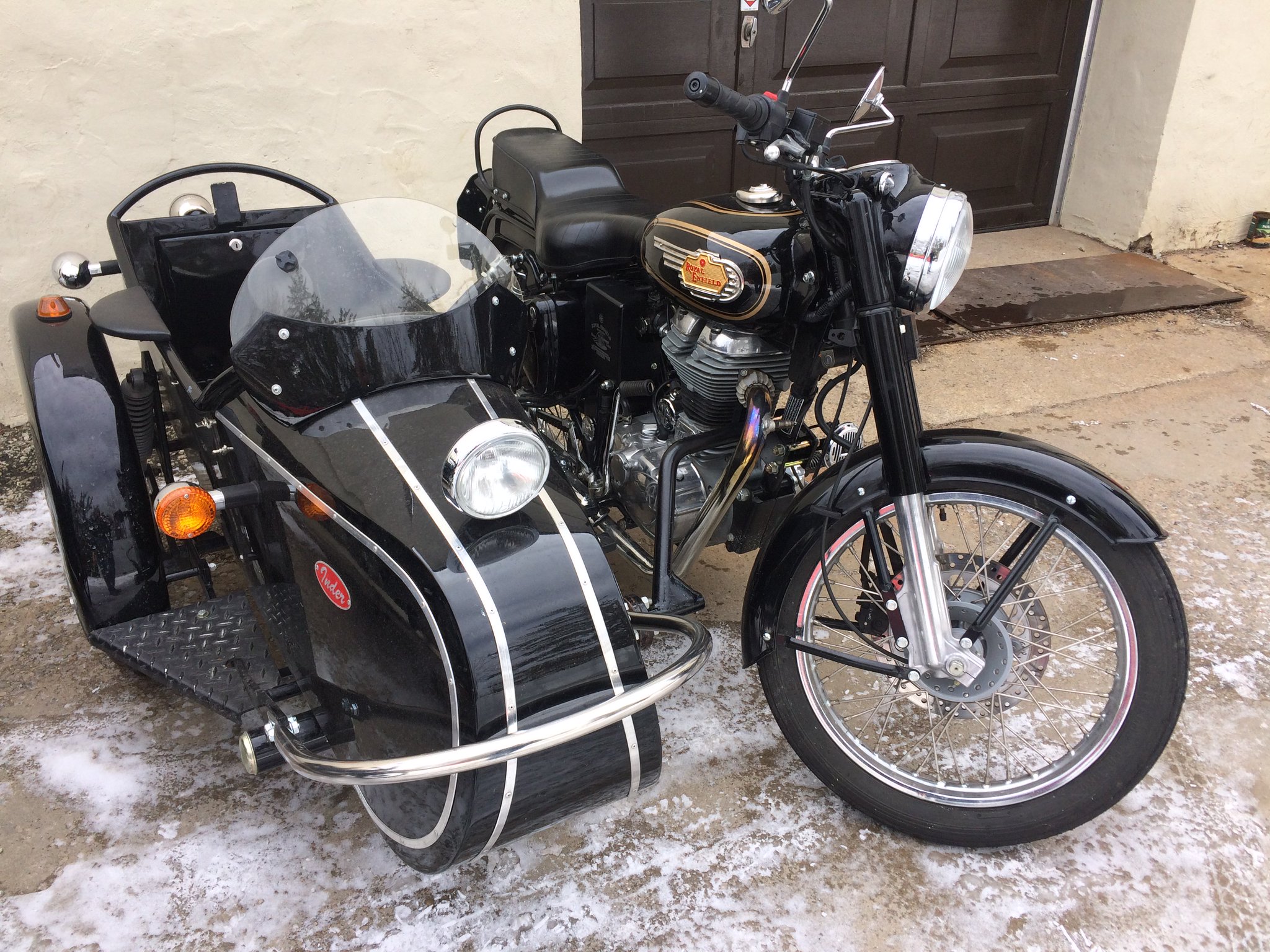royal enfield classic 350 with sidecar
