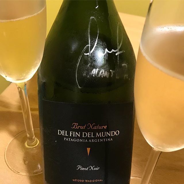 Brut Nature de @findelmundowines 100% Pinot Noir, firmada por <a href="/ricargalante/">Ricardo Galante</a> !!! Salud 🍾🥂
.
.
.
#burbuja #sparkling #brutnature #pinotnoir #delfindelmundo #espumoso #espumante #cheers #salud #wine #winelover #winestagram #instawine
