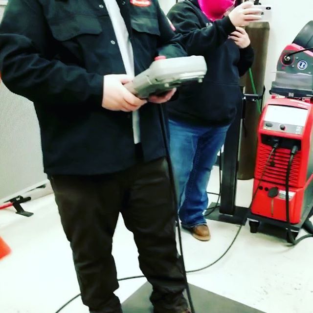 thefabforums's tweet photo. A little aluminum MIG, robot welding for you... @froniuswelding has things figured out! #welding #migwelding #weld #machinewelding #fronius #custom #customfabrication #fabrication #thefabforums #welder #weldingrig #mig Watch #Instavideo:https://t.co/0gpYumTF71 https://t.co/tuyPIkUHxm