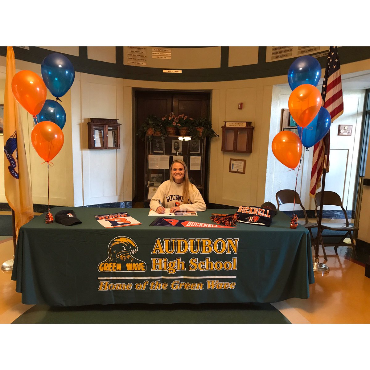 brookerizzoxo's tweet photo. #TrackSigningDay https://t.co/fjSKW5IRIJ