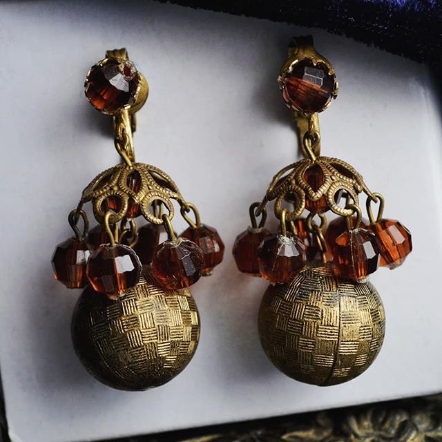 ElorineJane's tweet photo. Vintage Earrings 
#1960s #WestGermany #IcedTea #Gold #Beaded #Dangle #Earrings #Brown #BurntOrange #Beads #German #Hippie #Holiday #Party #jewelry #etsy #60s #artnouveau #bronze #Germany  https://t.co/ahr77G3VmN https://t.co/QrvXsXFS0a https://t.co/SvQPvxqvYU