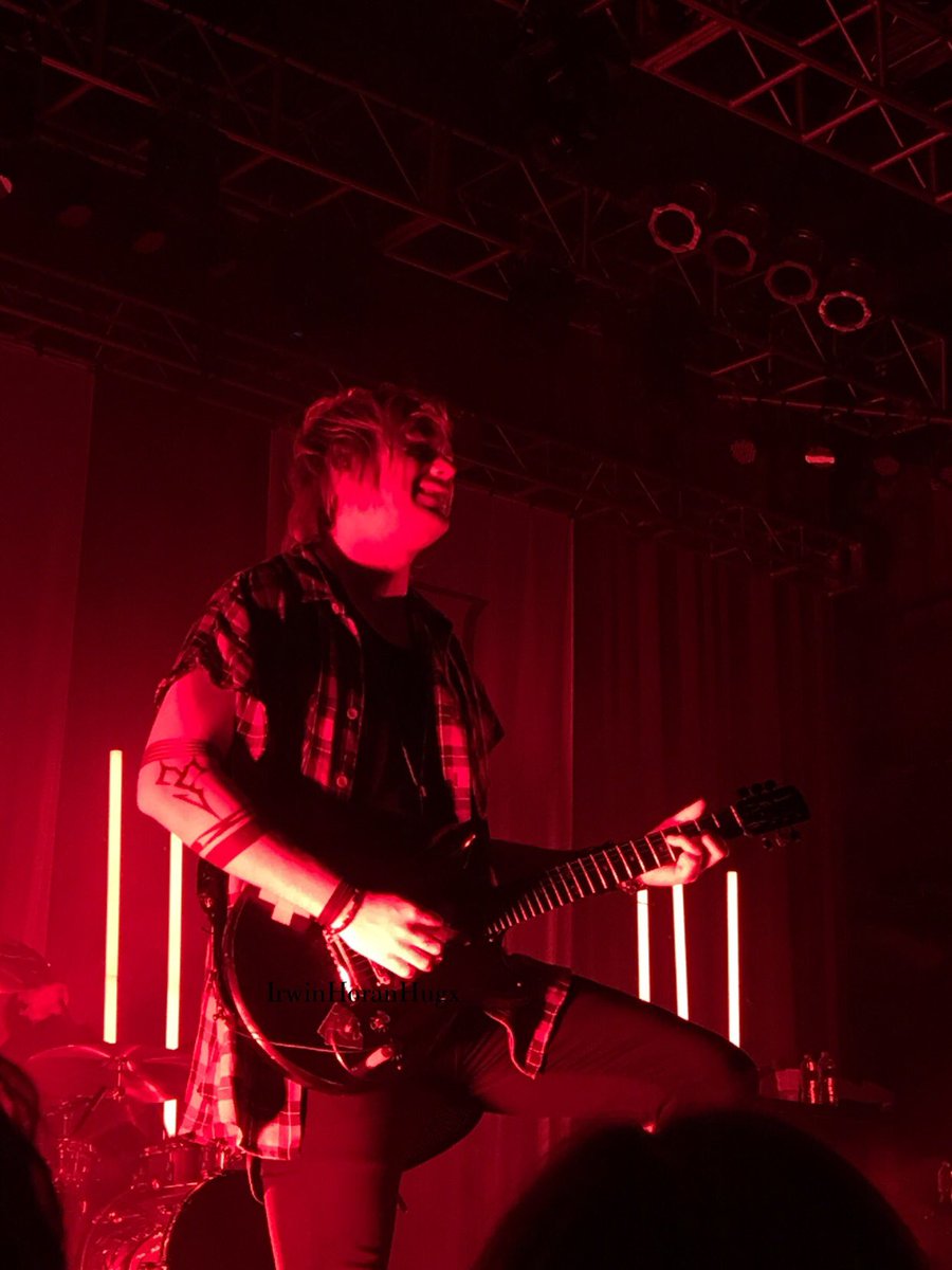 IrwinHoranHugx's tweet image. This was my first time being so close to 5SOS and I am so happy with the quality of these pictures!! #5SOS3SilverSpring