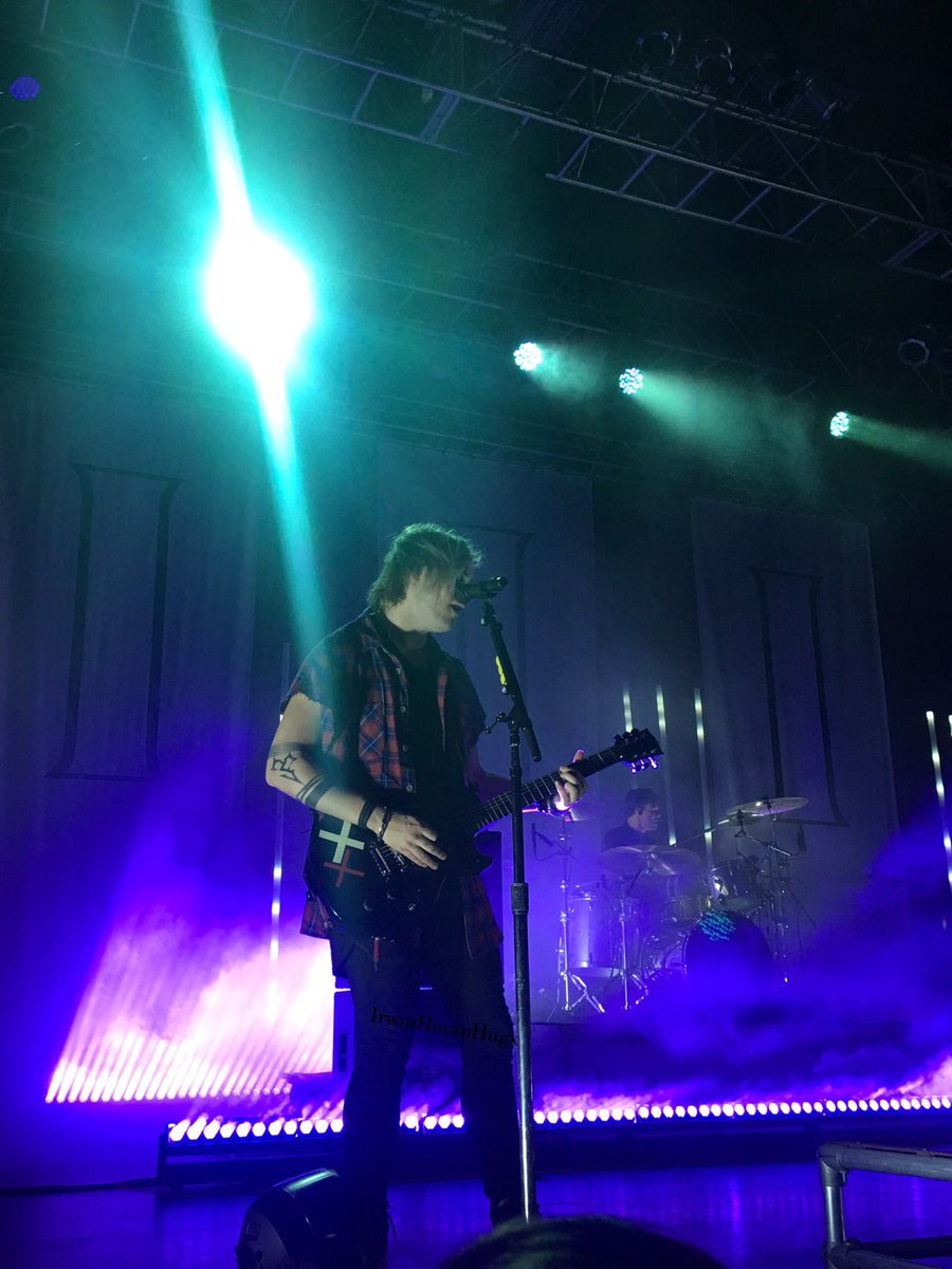 IrwinHoranHugx's tweet image. This was my first time being so close to 5SOS and I am so happy with the quality of these pictures!! #5SOS3SilverSpring