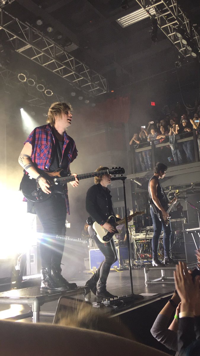 IrwinHoranHugx's tweet image. This was my first time being so close to 5SOS and I am so happy with the quality of these pictures!! #5SOS3SilverSpring