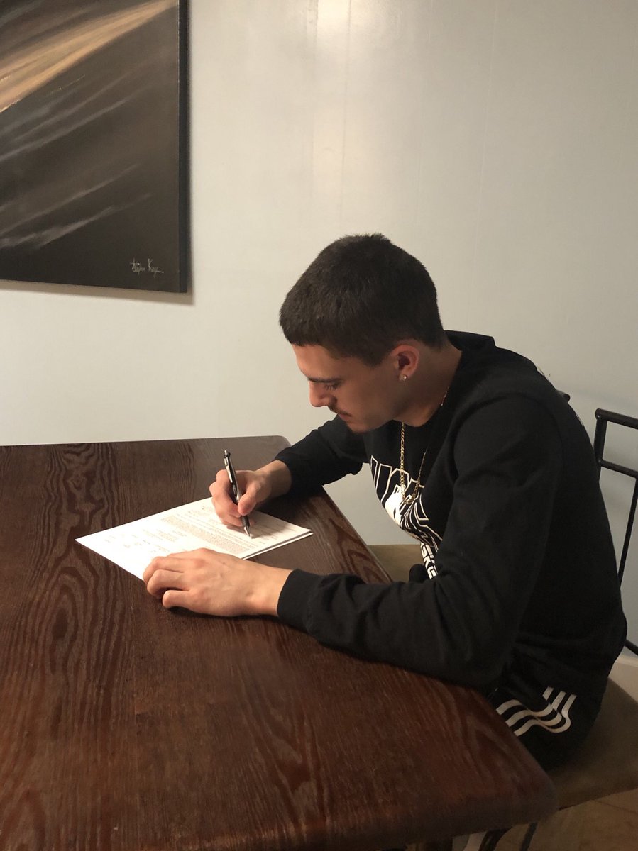 Dre_Wilson3's tweet photo. it’s official 🏀📝 #bulldogs https://t.co/L7OPBw4lCp