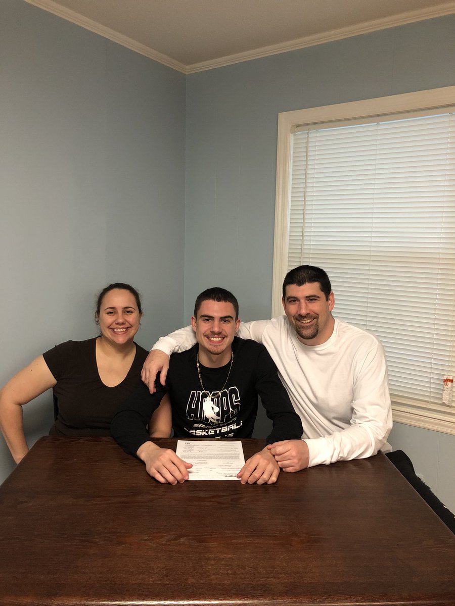 Dre_Wilson3's tweet photo. it’s official 🏀📝 #bulldogs https://t.co/L7OPBw4lCp