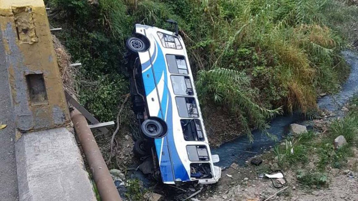 ElNacionalWeb's tweet photo. Cuatro dirigentes del PSUV murieron en accidente de tránsito en Aragua https://t.co/l8HyLOtwrw  https://t.co/Nrjnb1SKQU